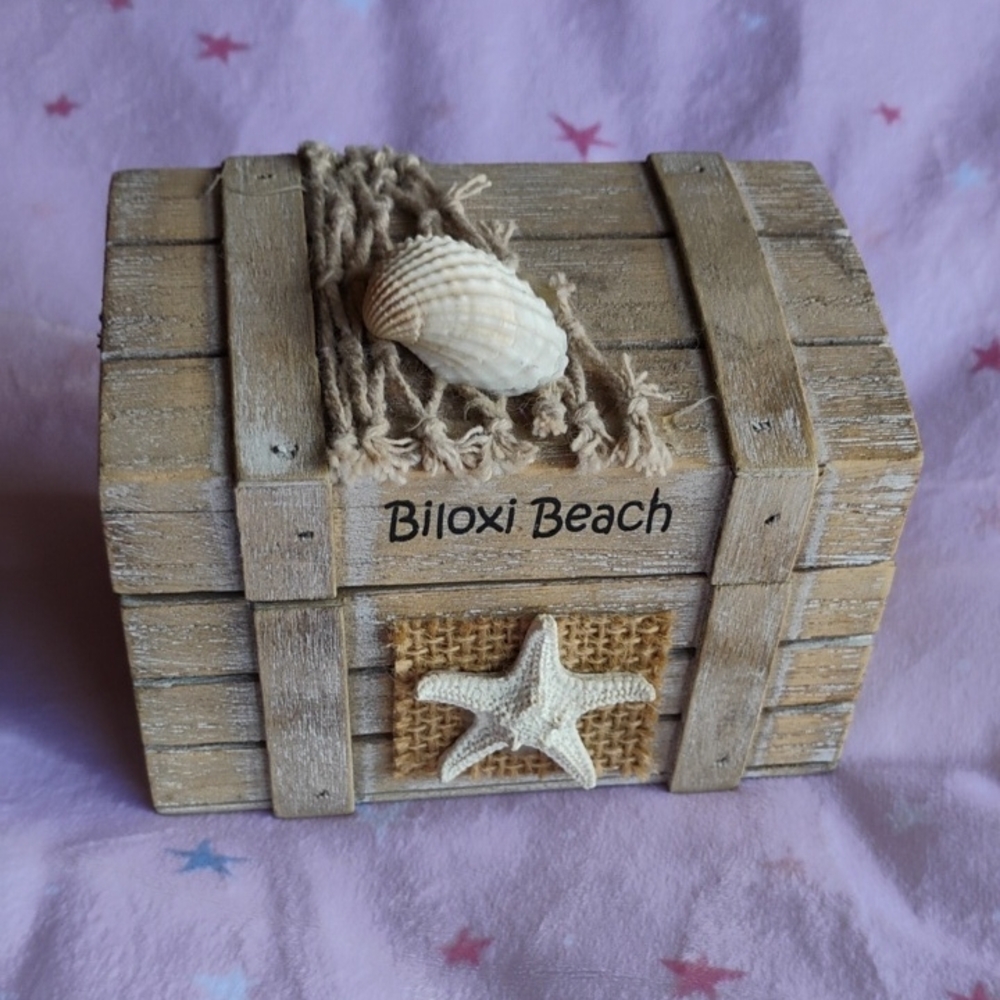 Wooden Beach-Themed Trinket Box